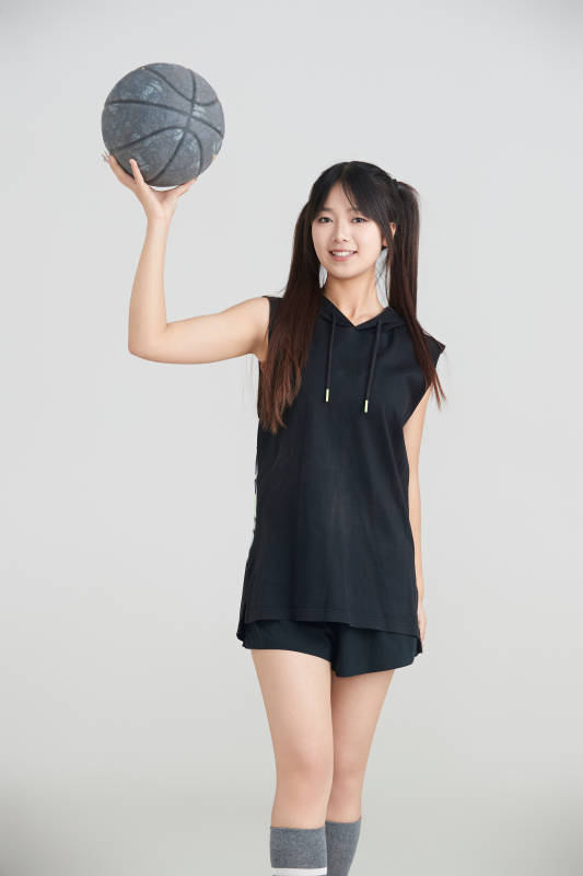 白色背景下的年轻女孩和篮球