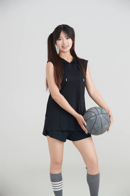 白色背景下的年轻女孩和篮球