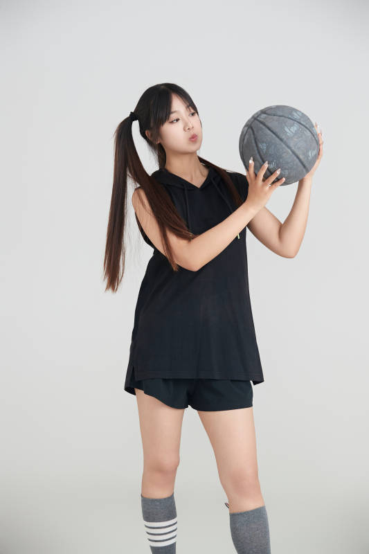 白色背景下的年轻女孩和篮球