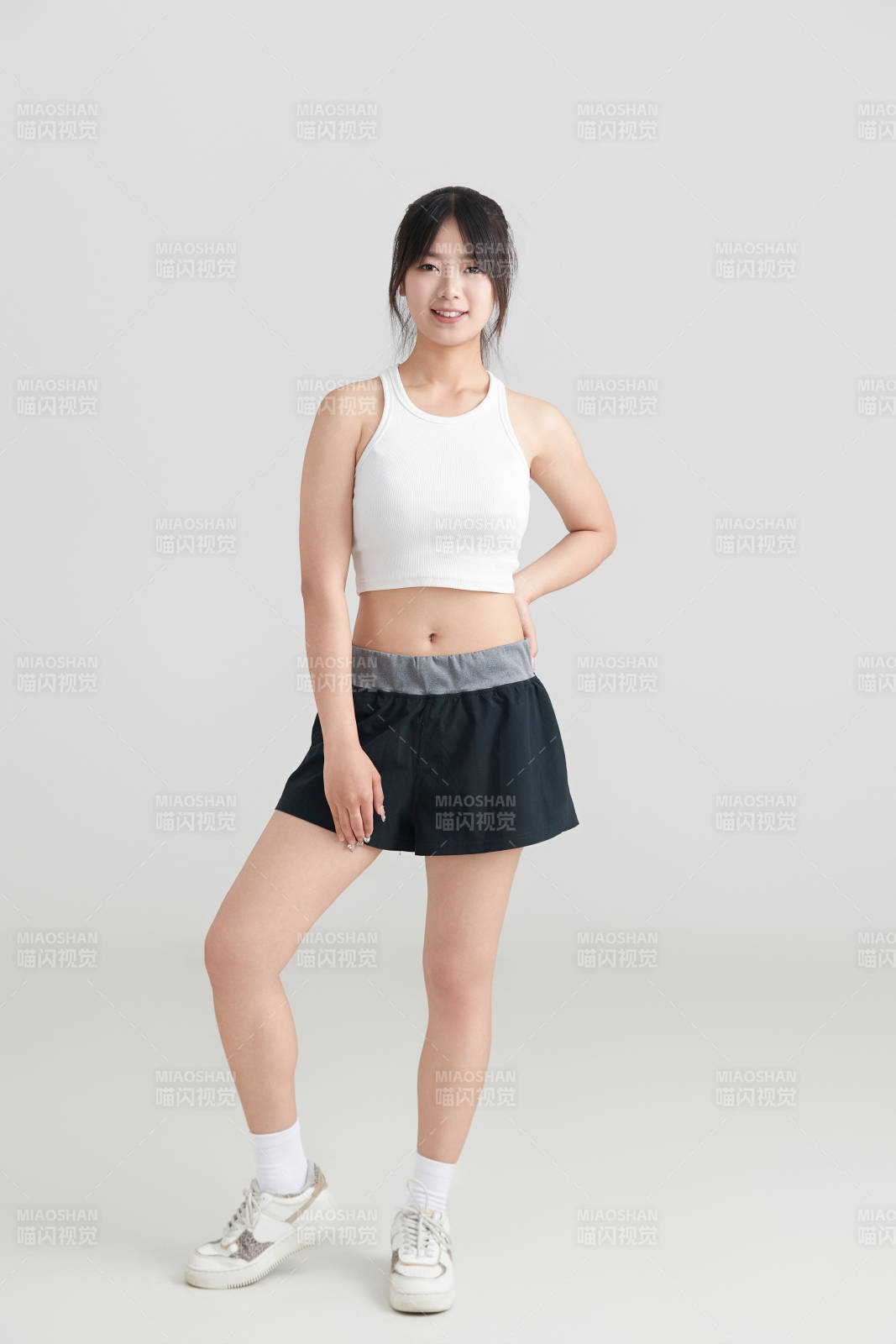 白色背景下作运动健身的亚洲女性