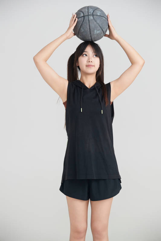 白色背景下的年轻女孩和篮球