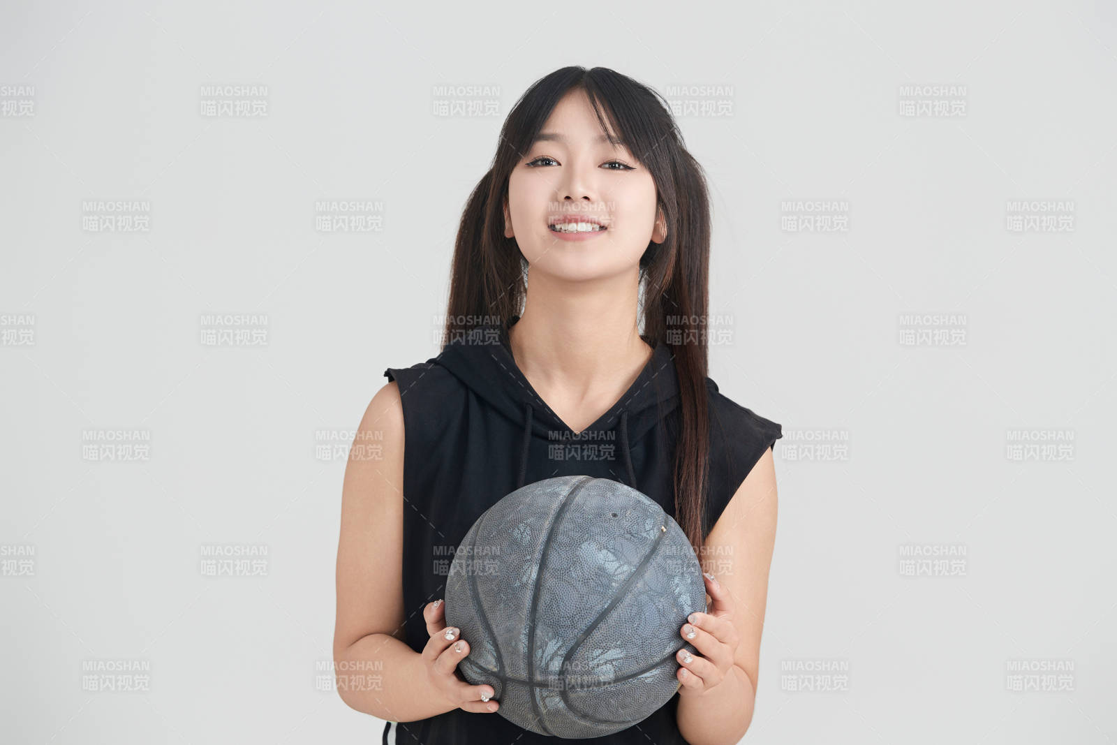 白色背景下的年轻女孩和篮球