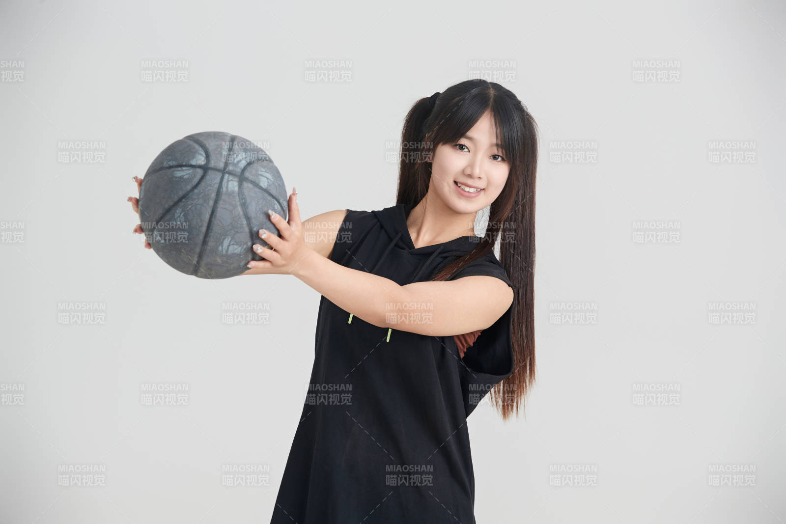 白色背景下的年輕女孩和籃球