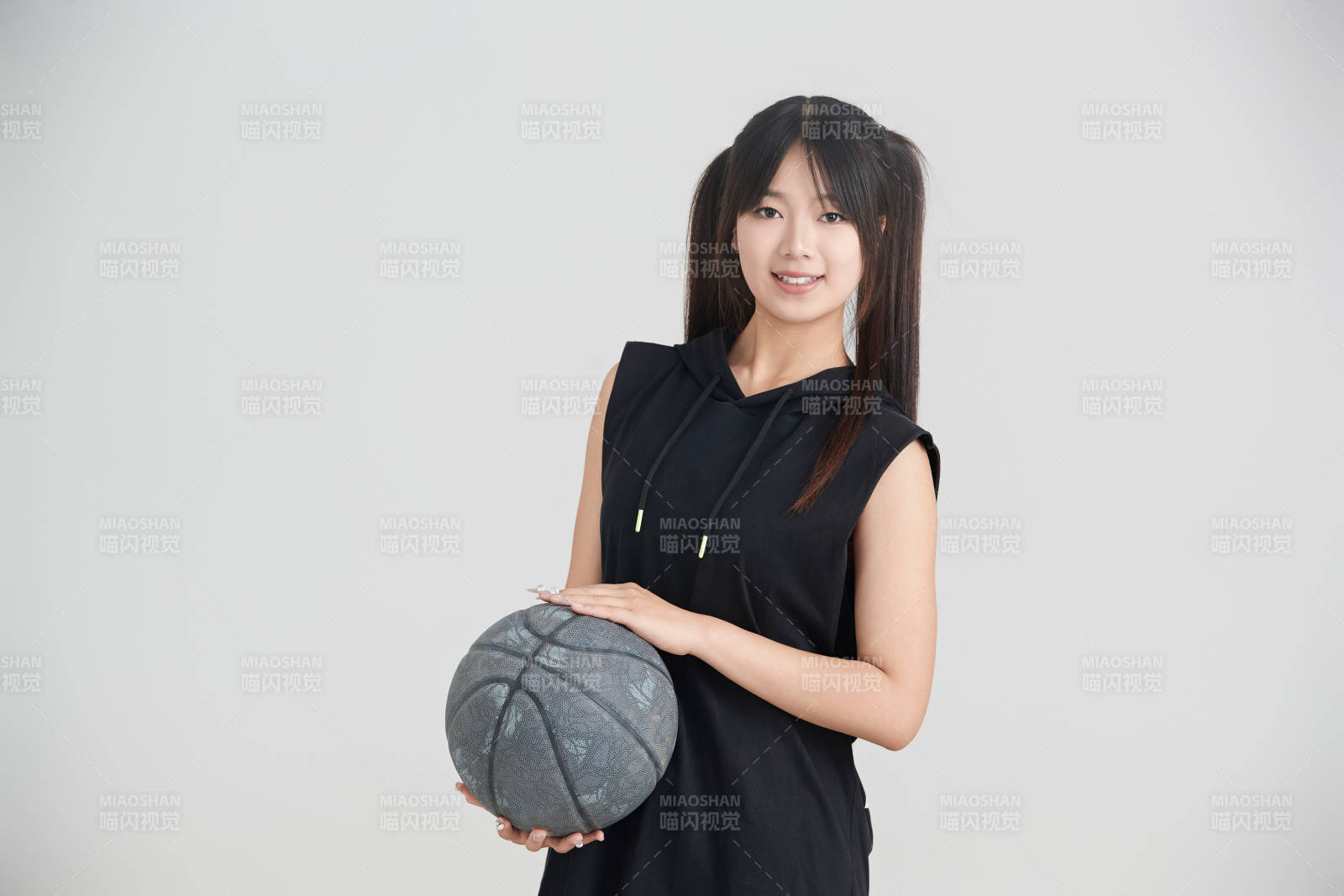 白色背景下的年轻女孩和篮球