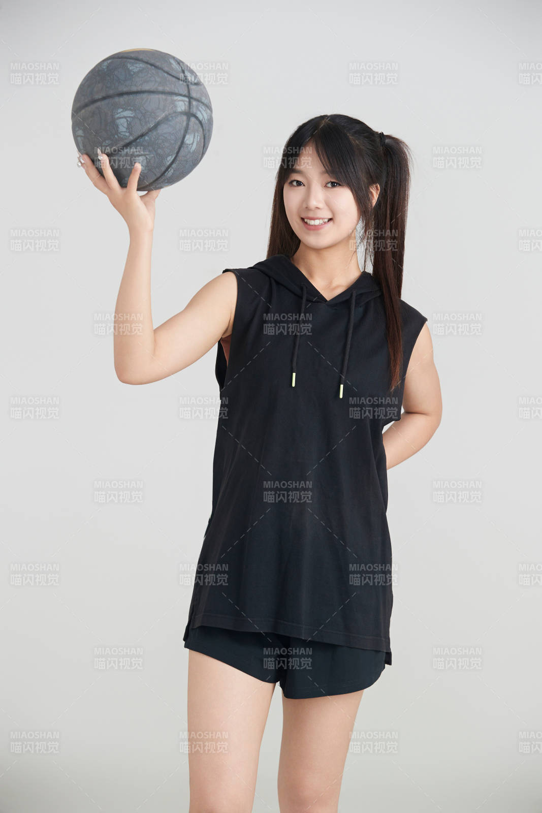 白色背景下的年轻女孩和篮球