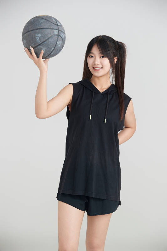 白色背景下的年轻女孩和篮球