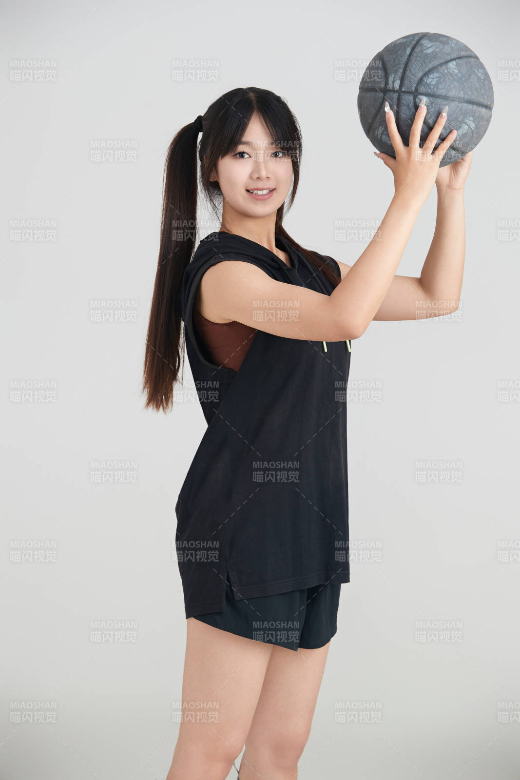 白色背景下的年轻女孩和篮球