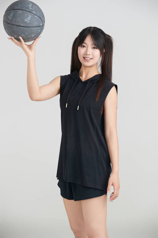 白色背景下的年轻女孩和篮球