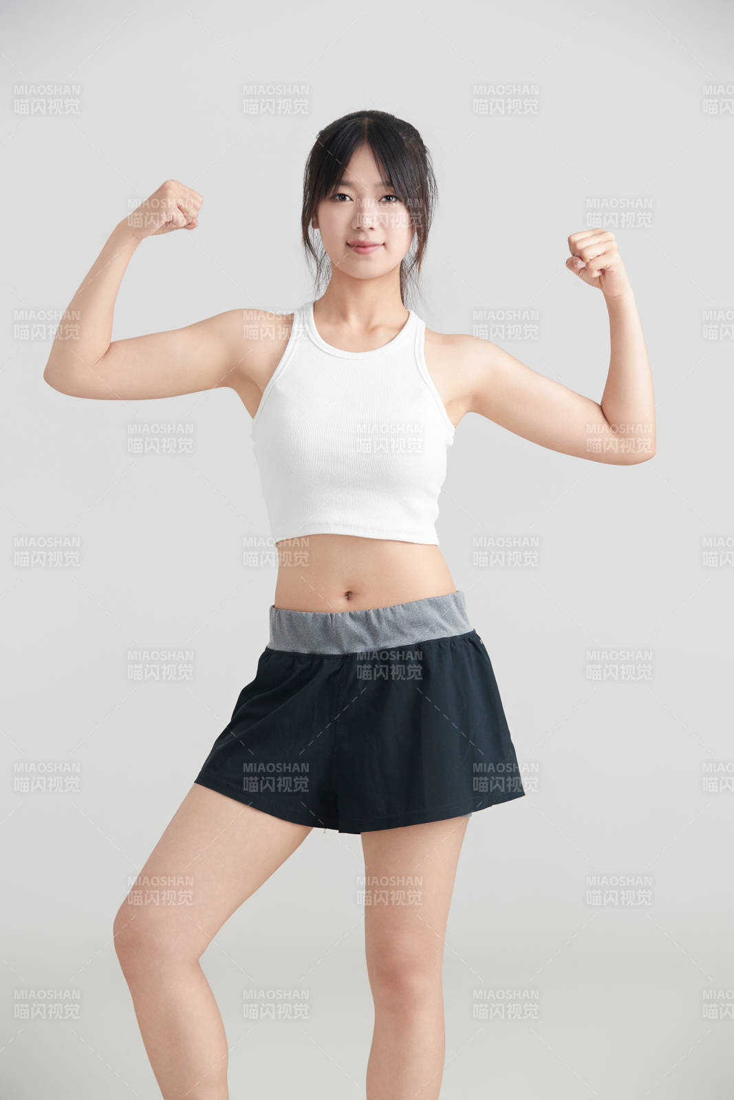 白色背景下作運動健身的亞洲女性