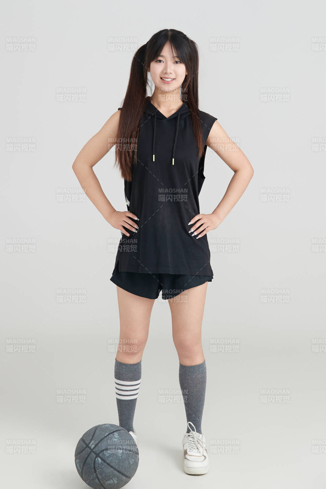 白色背景下的年轻女孩和篮球