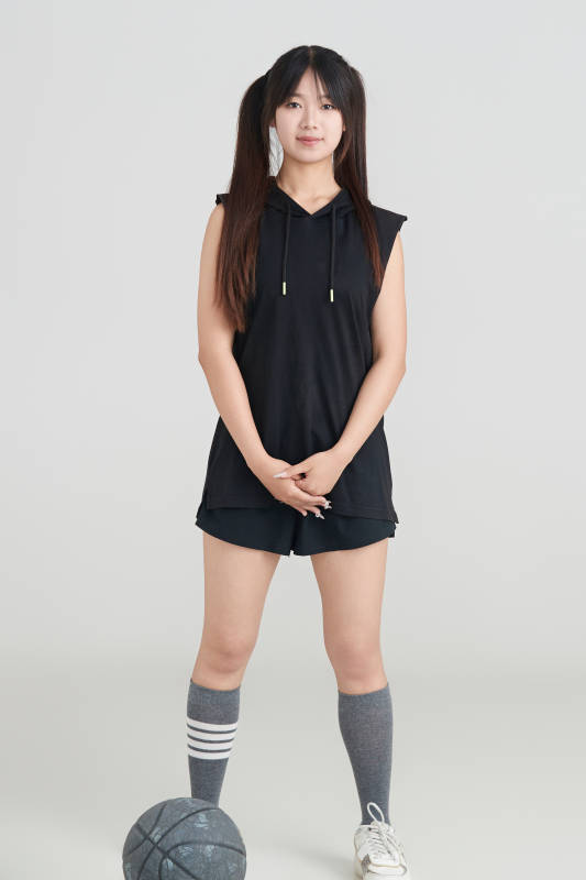 白色背景下的年轻女孩和篮球