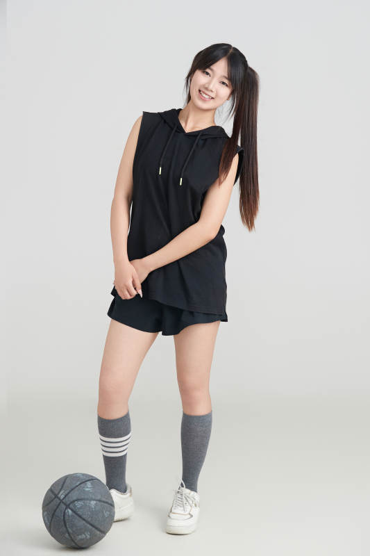 白色背景下的年轻女孩和篮球