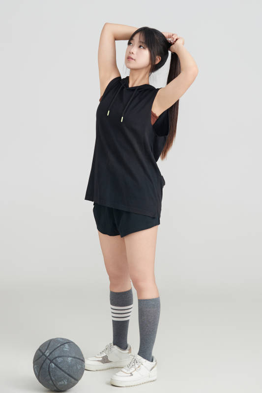 白色背景下的年轻女孩和篮球