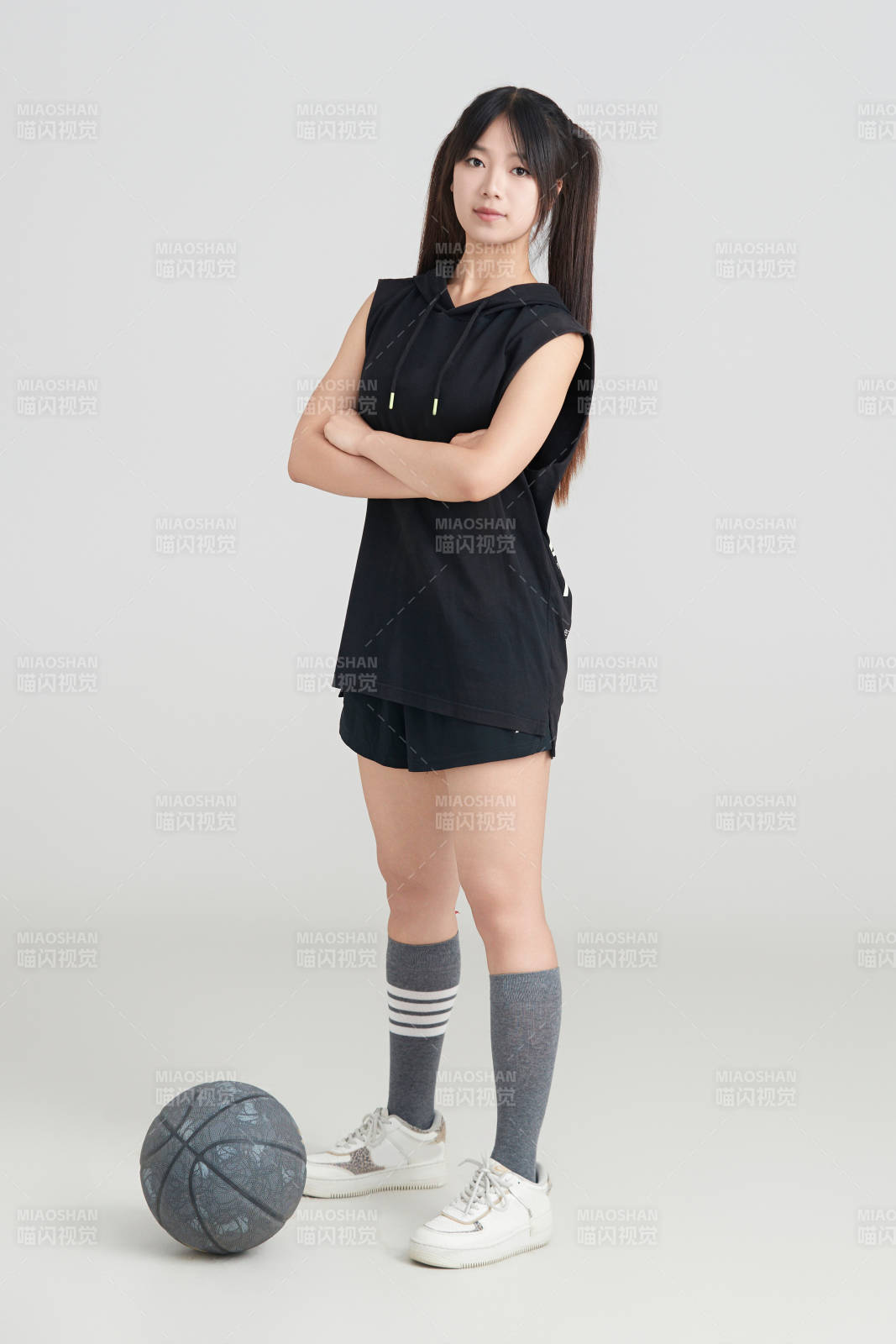 白色背景下的年轻女孩和篮球