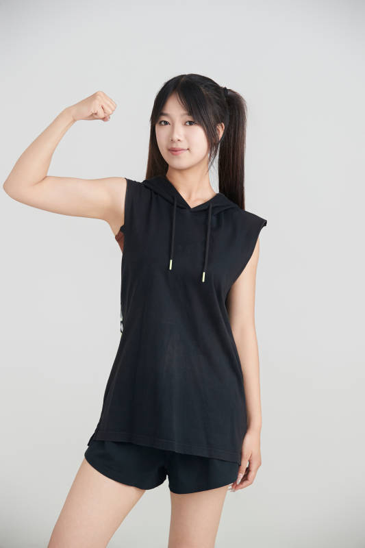 白色背景下的年轻女孩和篮球