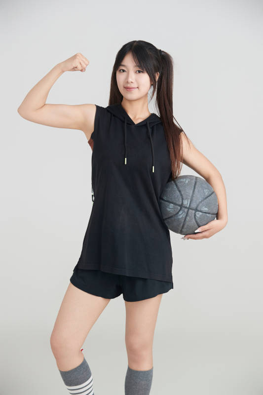 白色背景下的年轻女孩和篮球