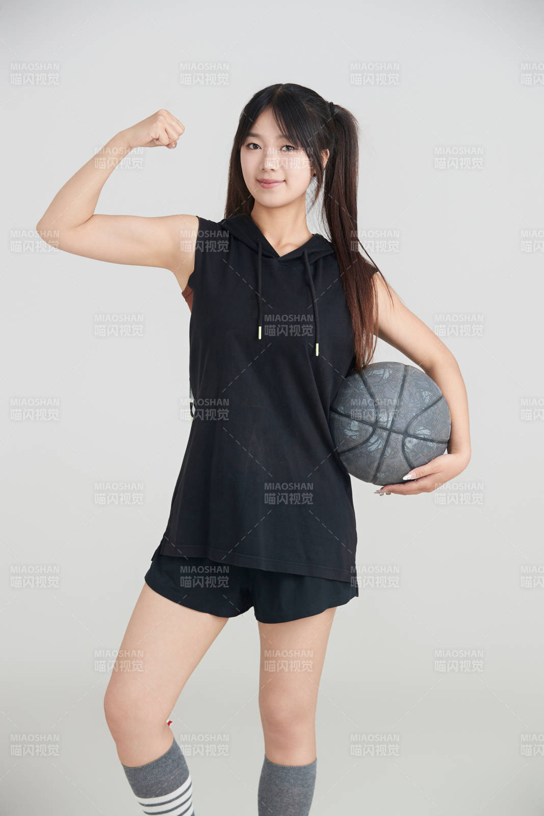 白色背景下的年轻女孩和篮球