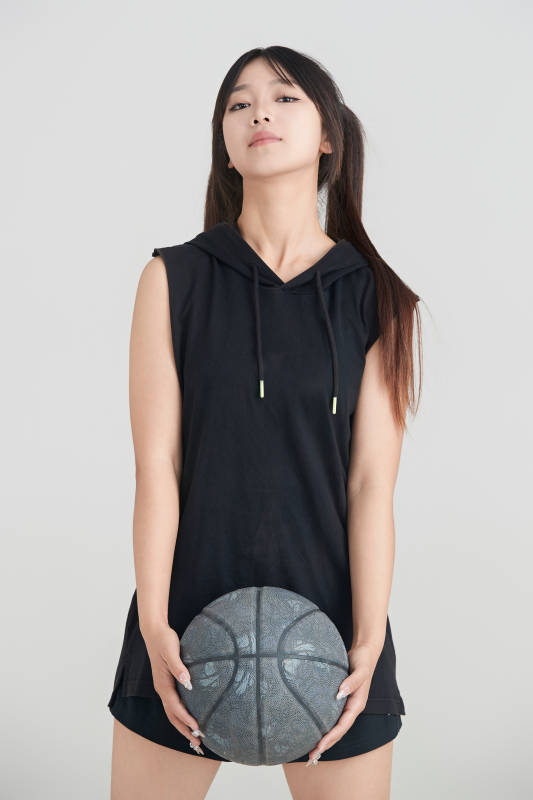 白色背景下的年轻女孩和篮球