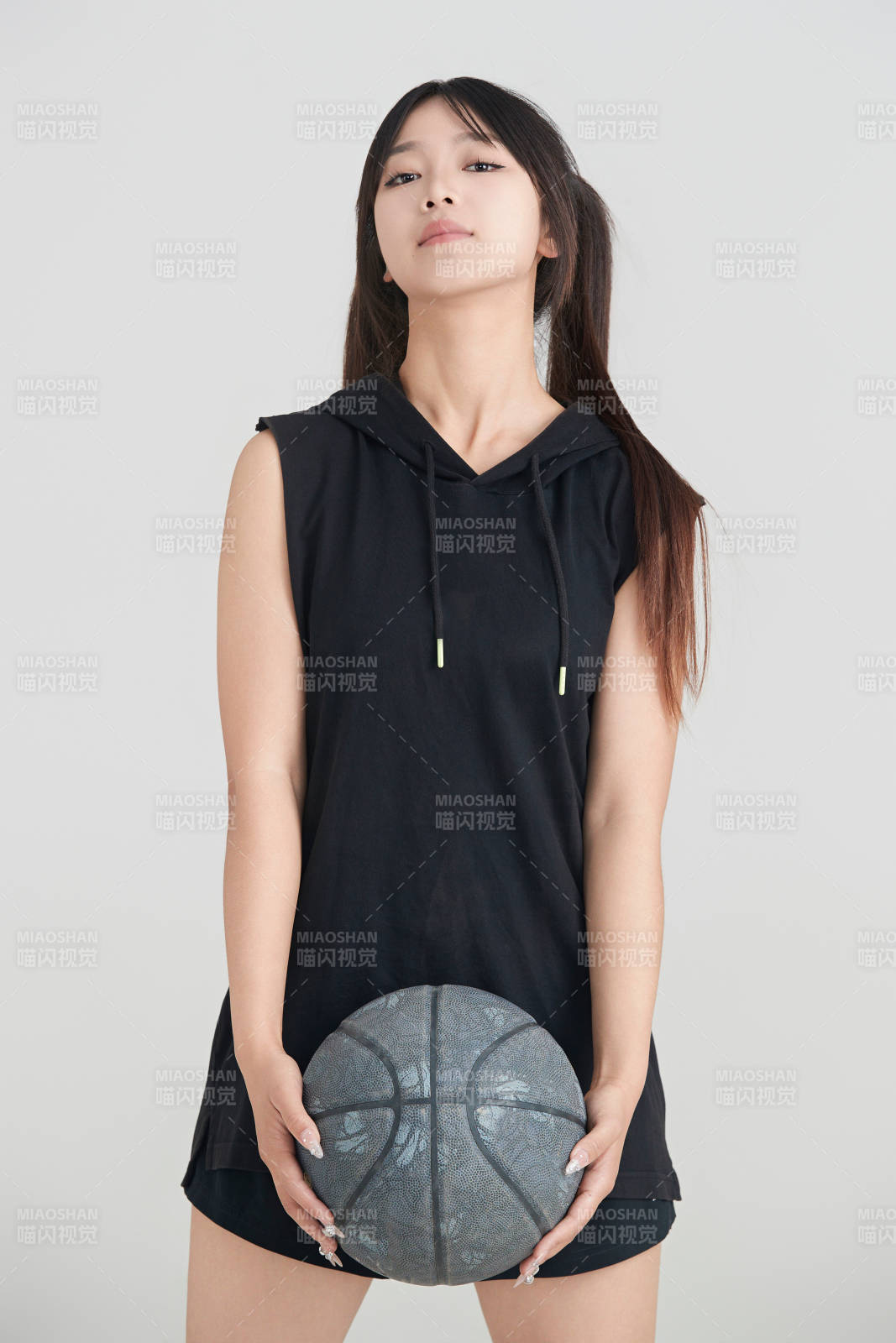 白色背景下的年轻女孩和篮球