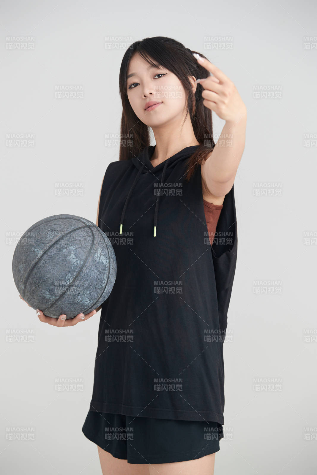 白色背景下的年轻女孩和篮球