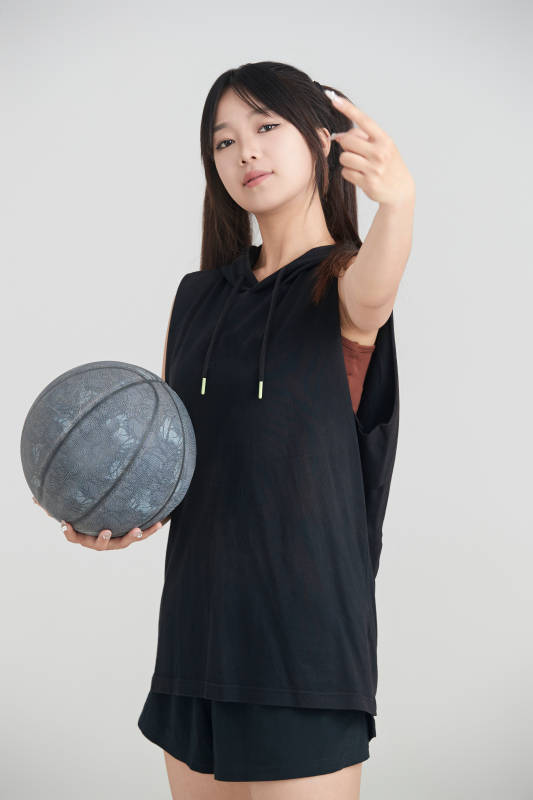 白色背景下的年轻女孩和篮球