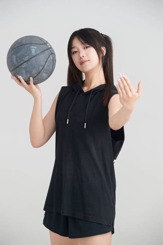 白色背景下的年轻女孩和篮球