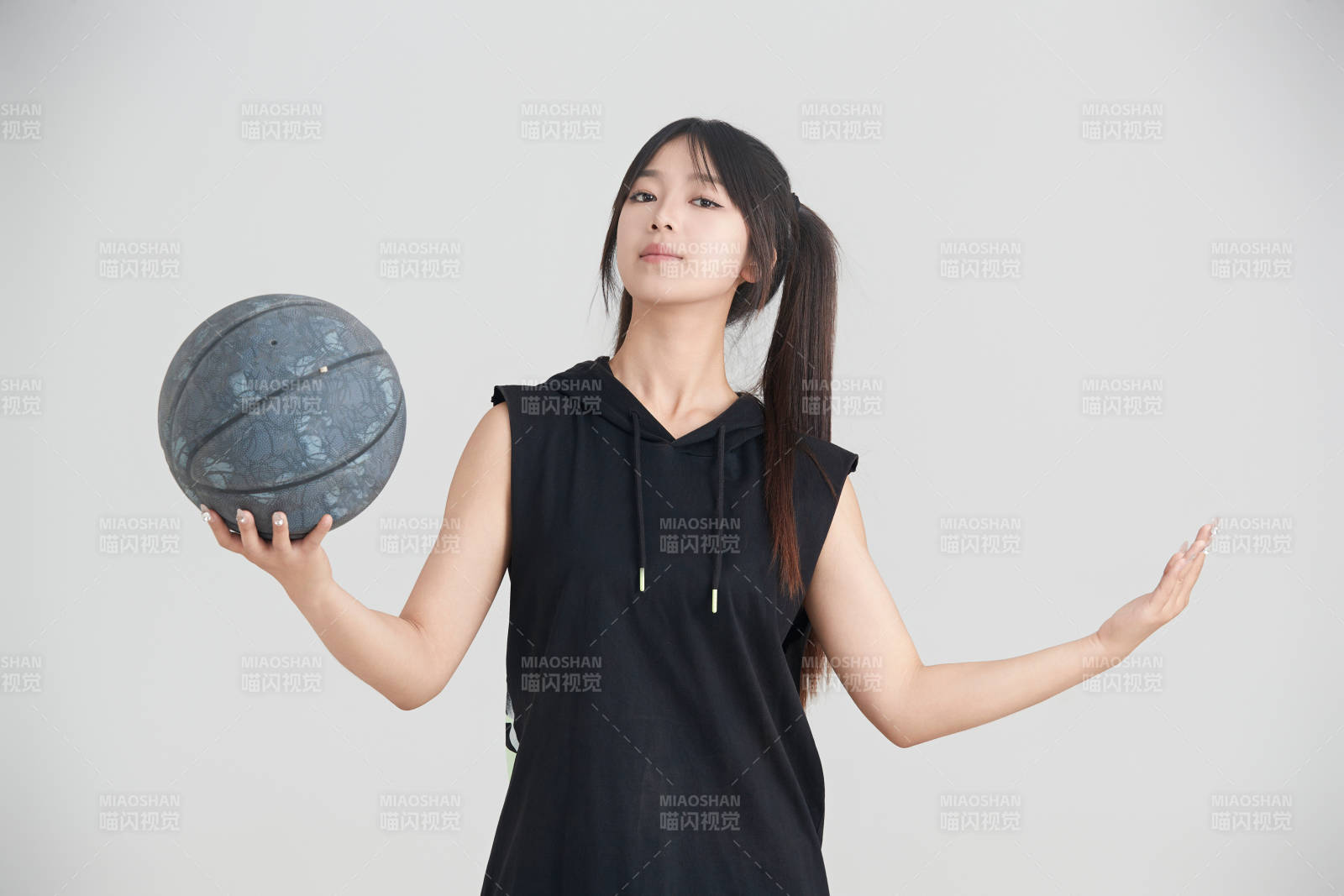 白色背景下的年轻女孩和篮球