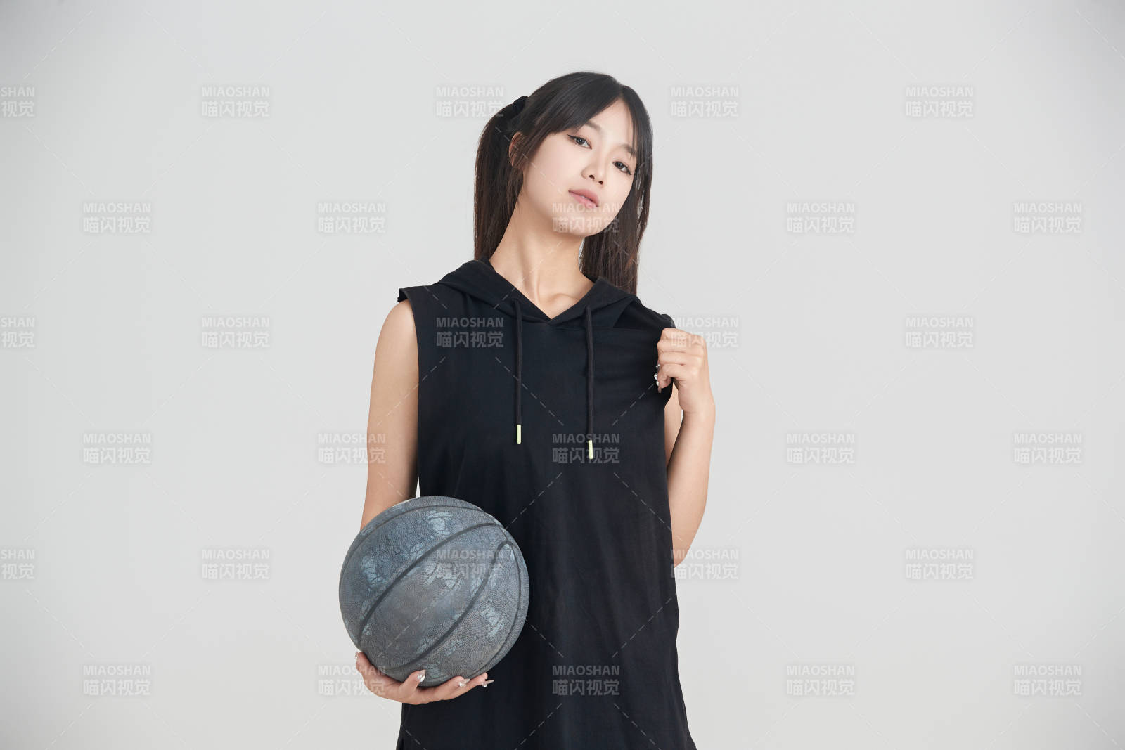 白色背景下的年輕女孩和籃球