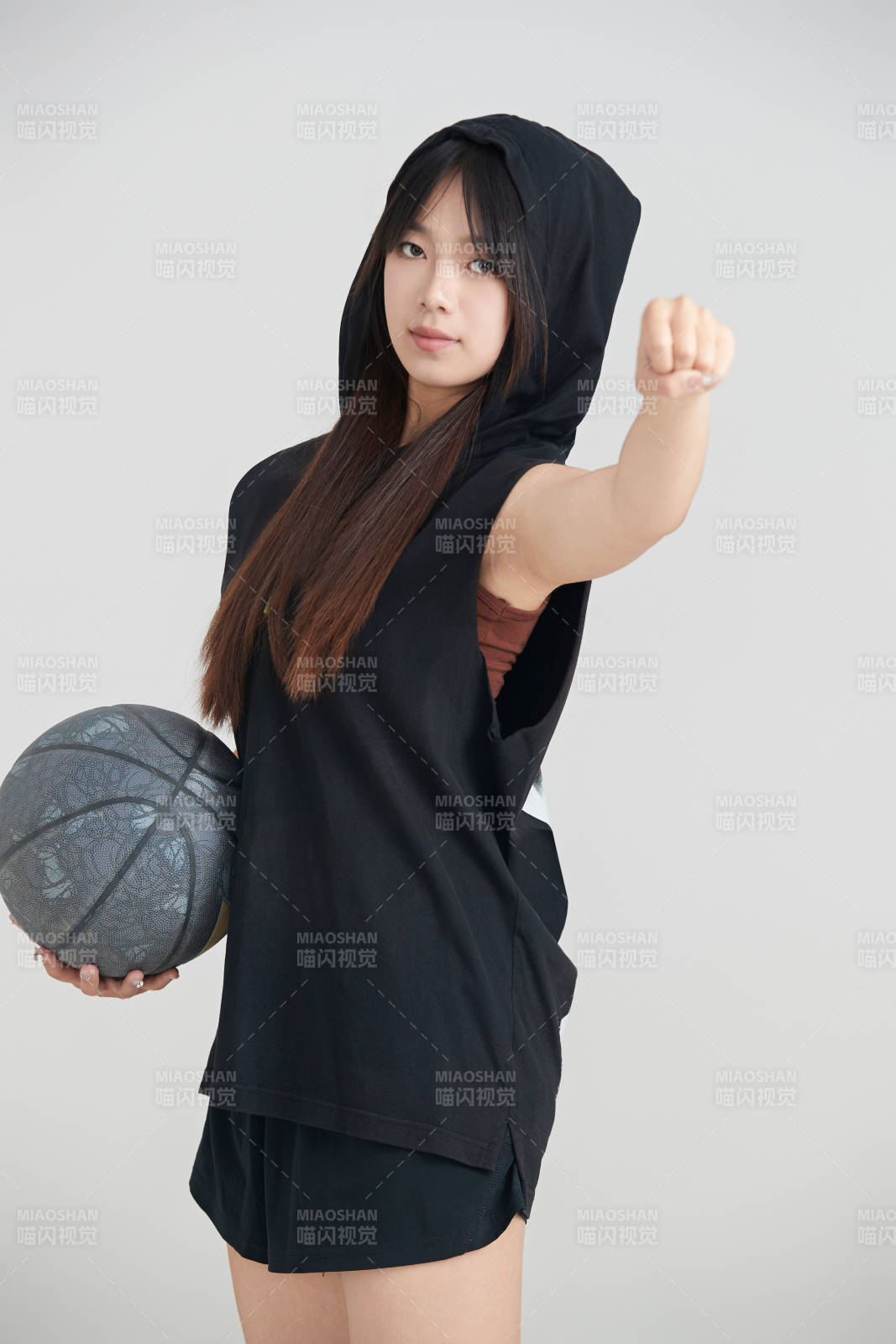 白色背景下的年轻女孩和篮球