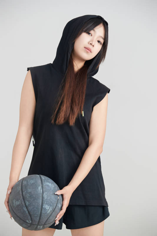 白色背景下的年轻女孩和篮球