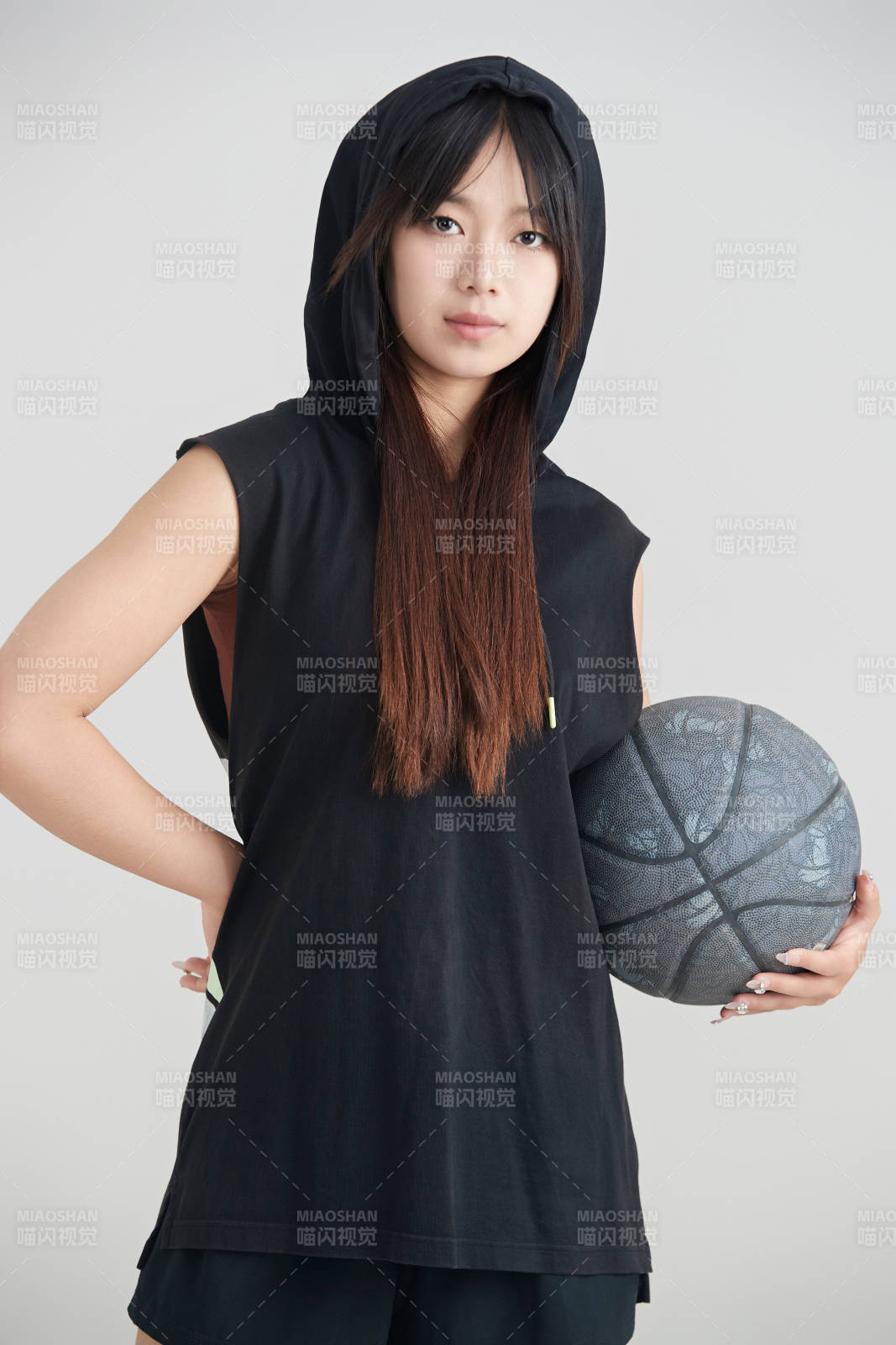 白色背景下的年轻女孩和篮球