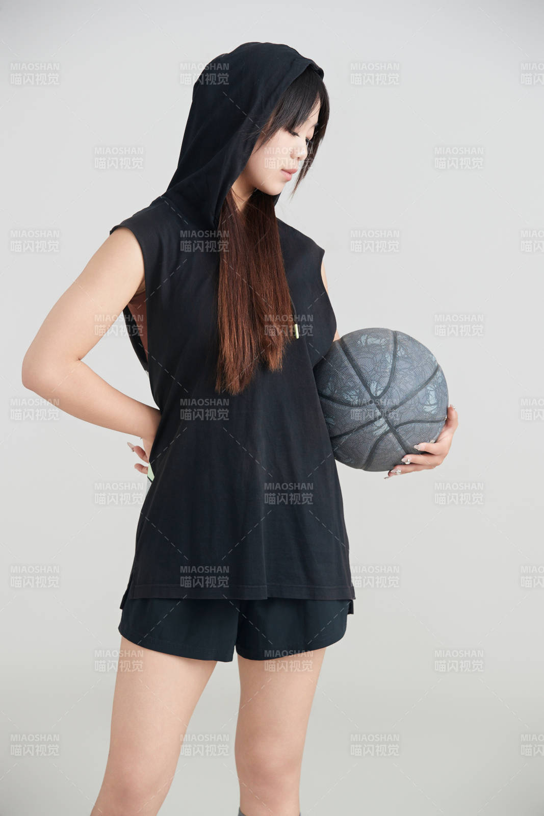 白色背景下的年轻女孩和篮球