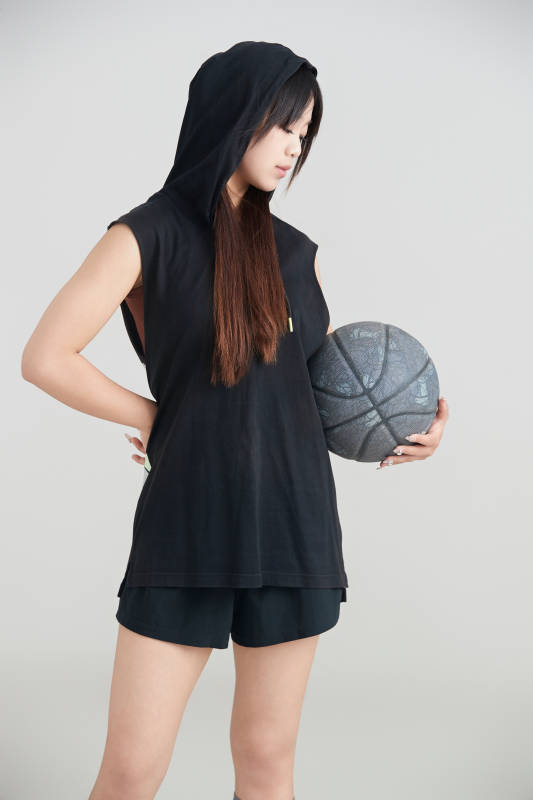 白色背景下的年轻女孩和篮球