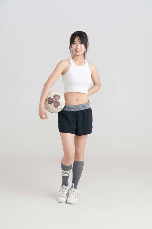 白色背景下的快乐的足球宝贝