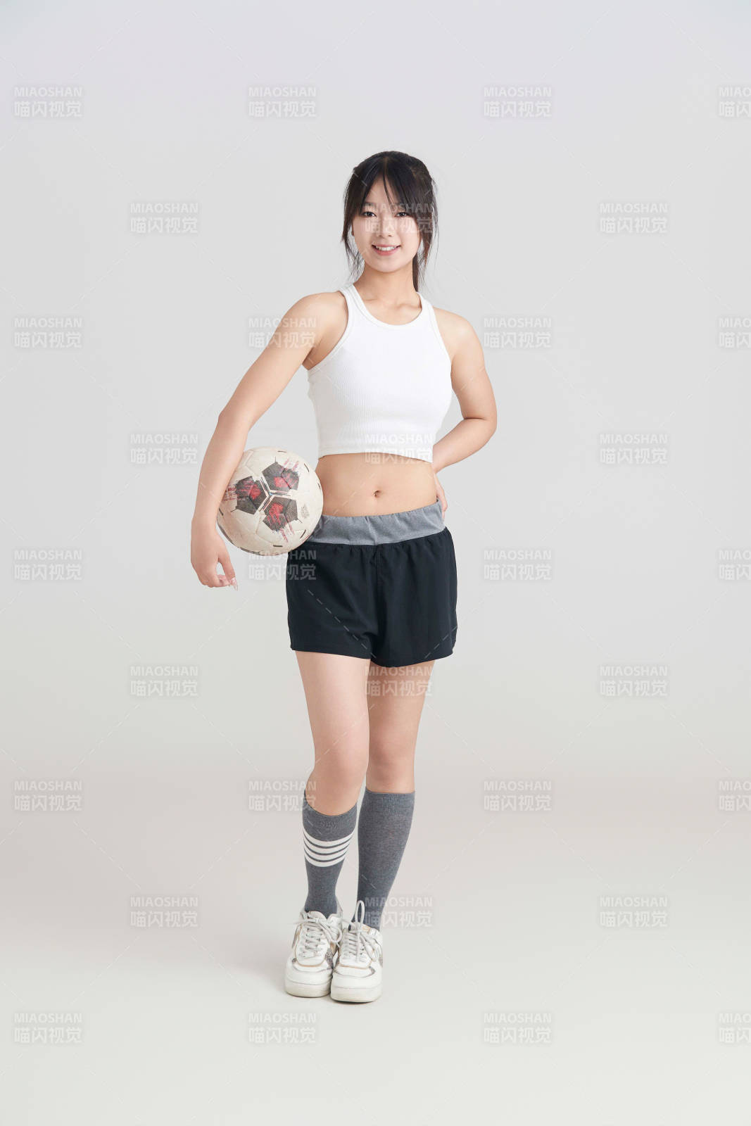 白色背景下的快乐的足球宝贝