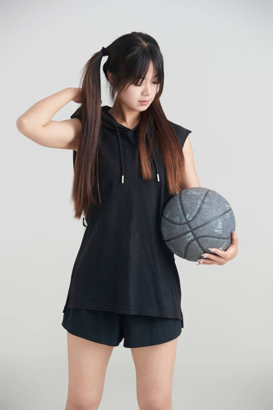 白色背景下的年轻女孩和篮球