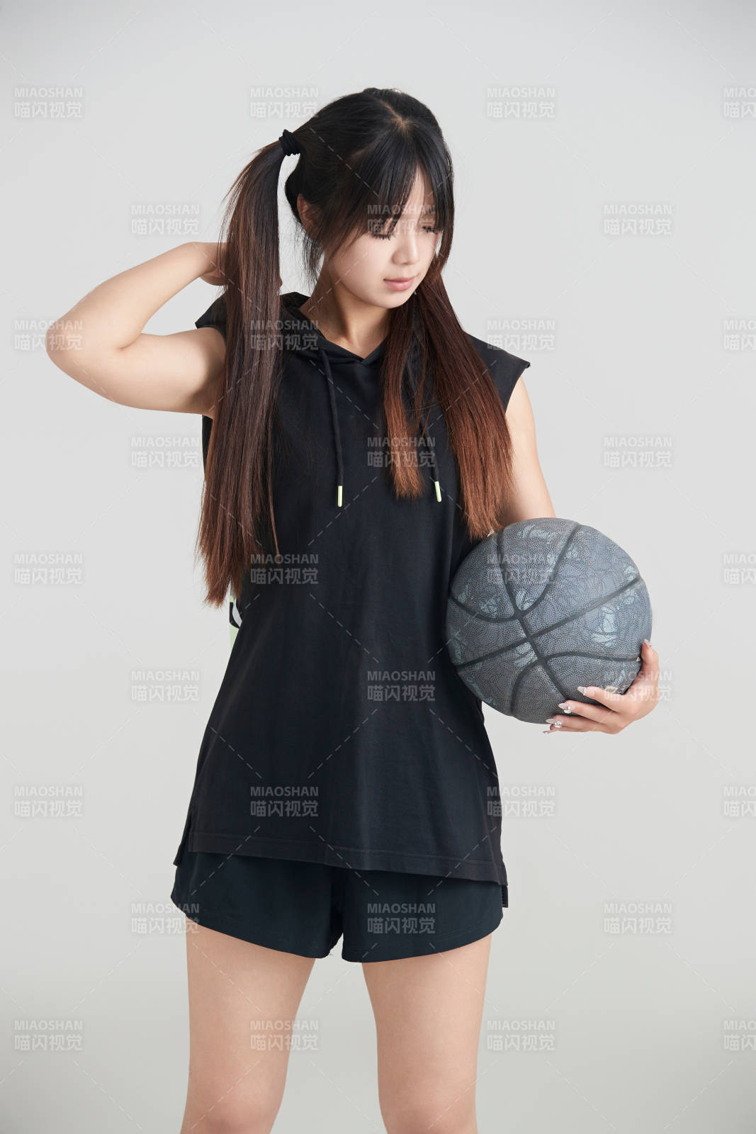 白色背景下的年轻女孩和篮球