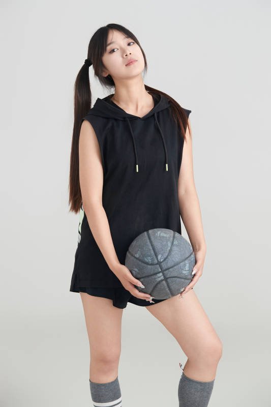 白色背景下的年轻女孩和篮球