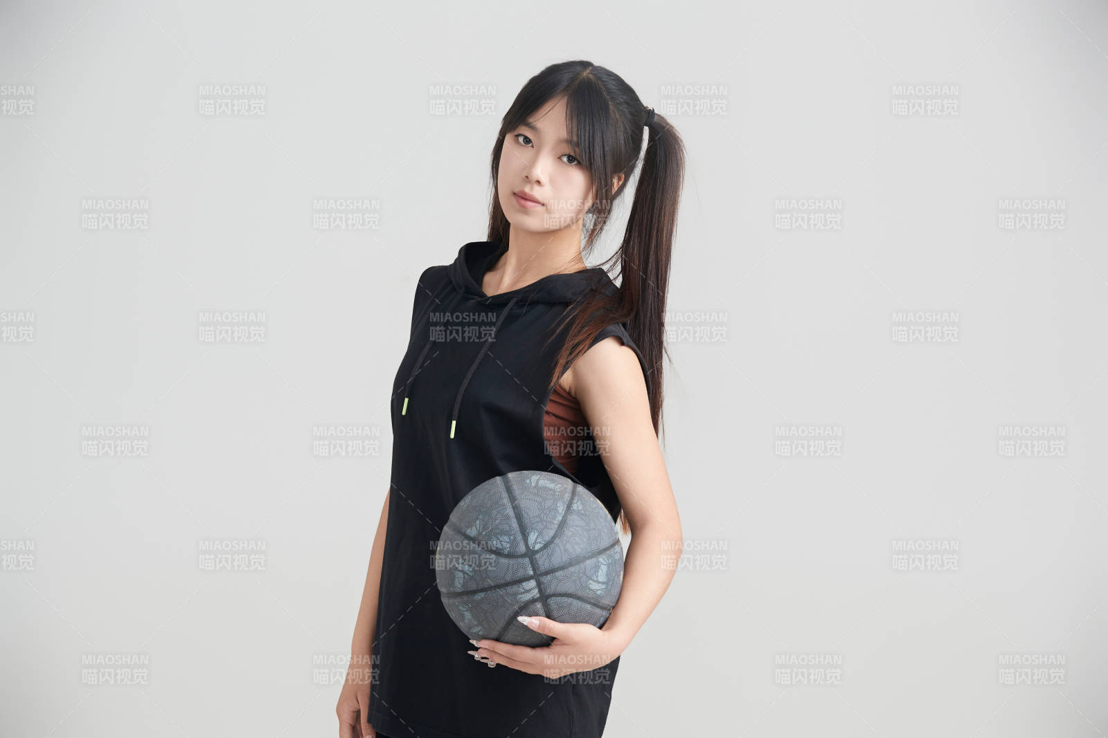 白色背景下的年轻女孩和篮球