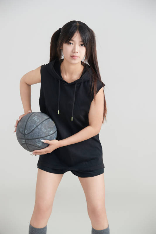 白色背景下的年轻女孩和篮球