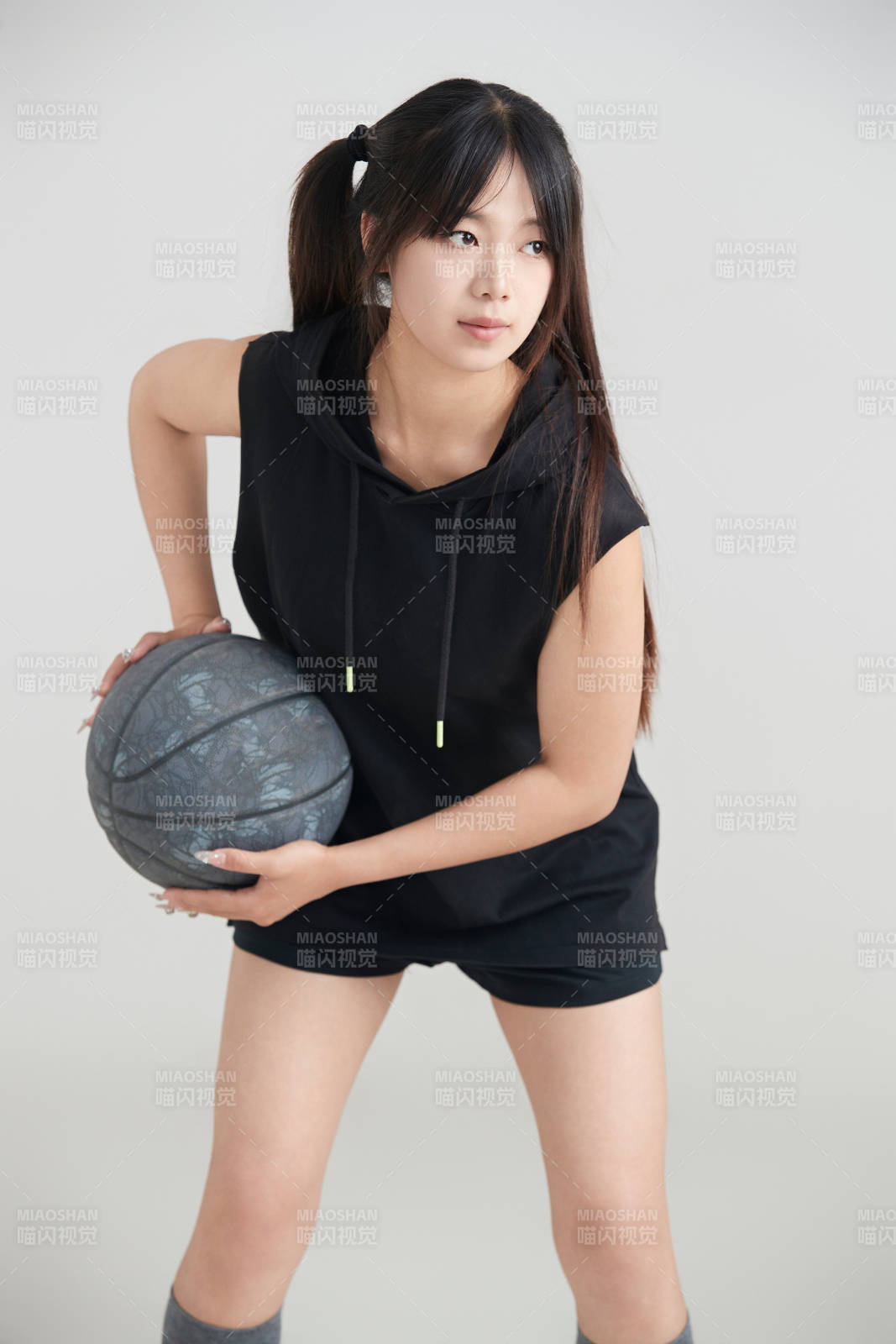 白色背景下的年轻女孩和篮球