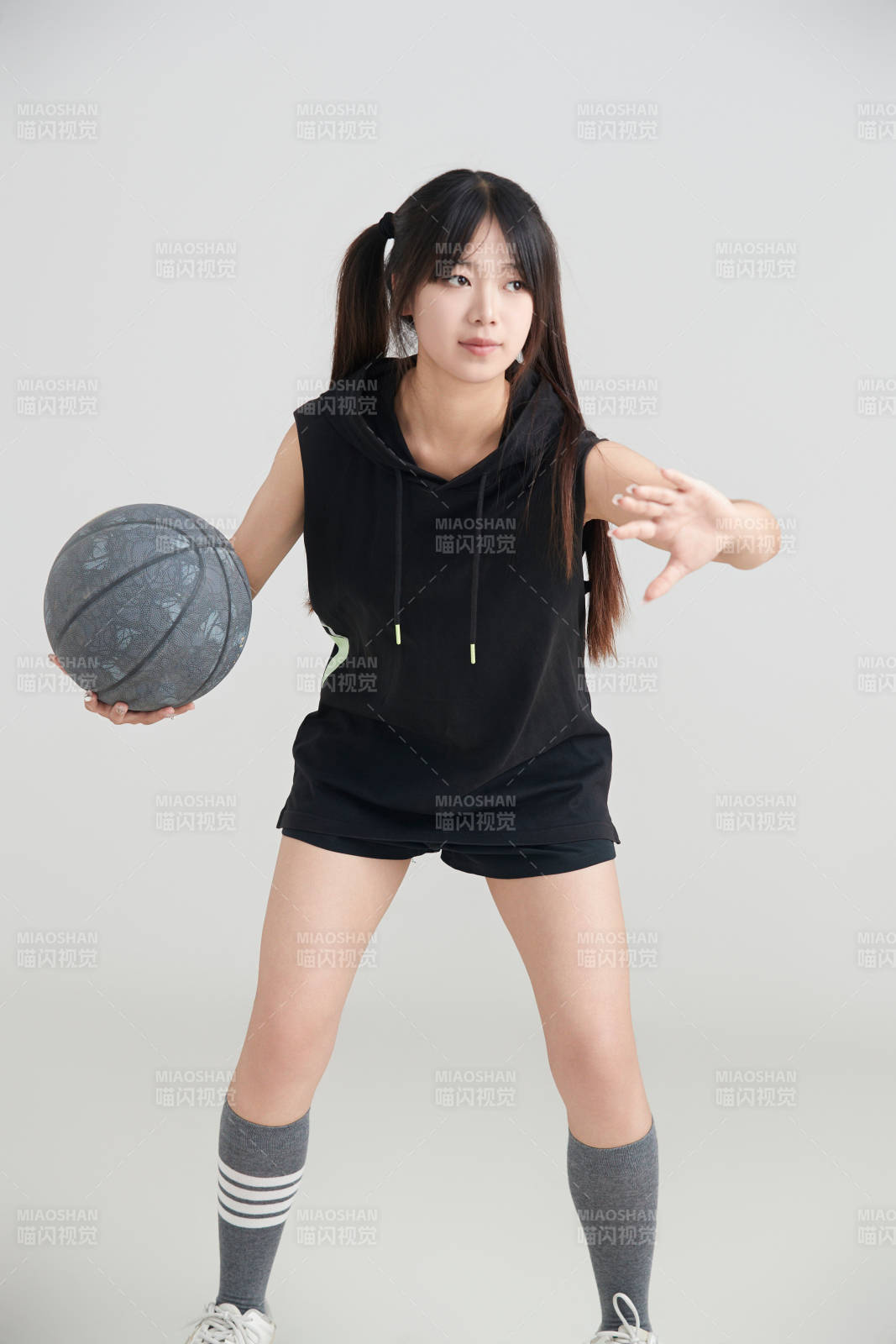 白色背景下的年轻女孩和篮球