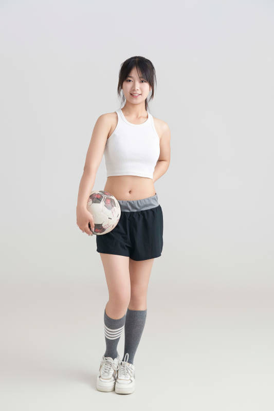 白色背景下的快乐的足球宝贝