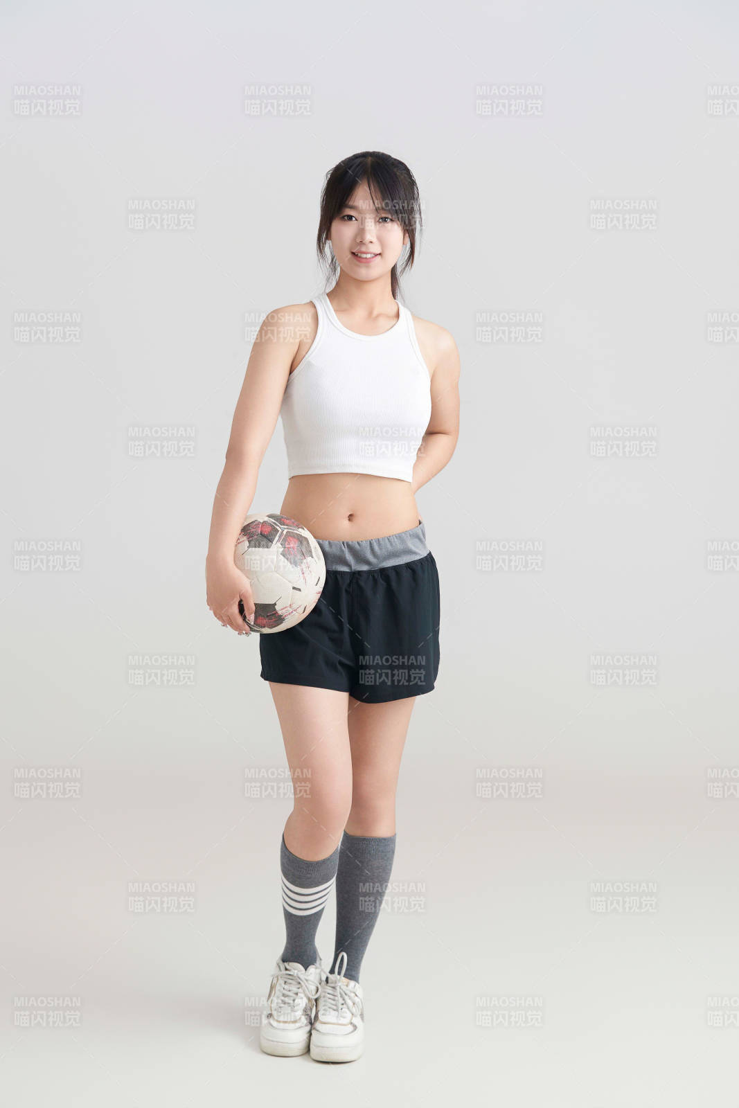 白色背景下的快乐的足球宝贝