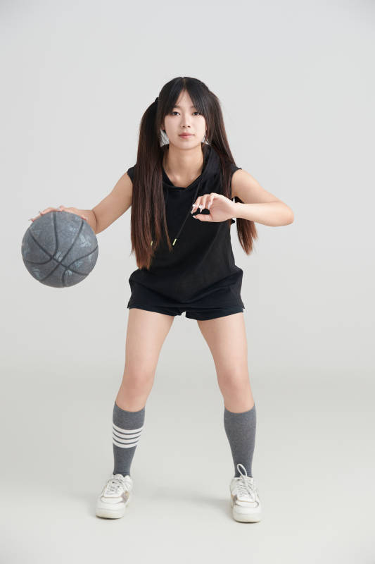 白色背景下的年轻女孩和篮球