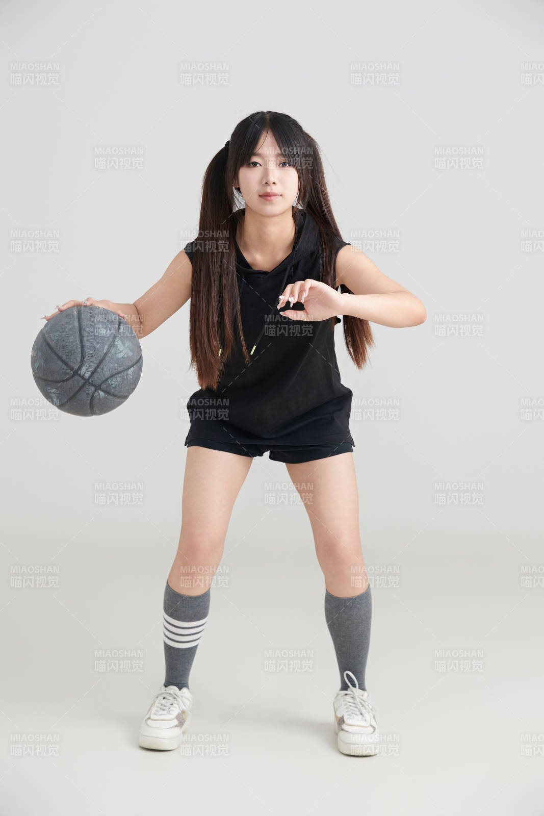 白色背景下的年轻女孩和篮球