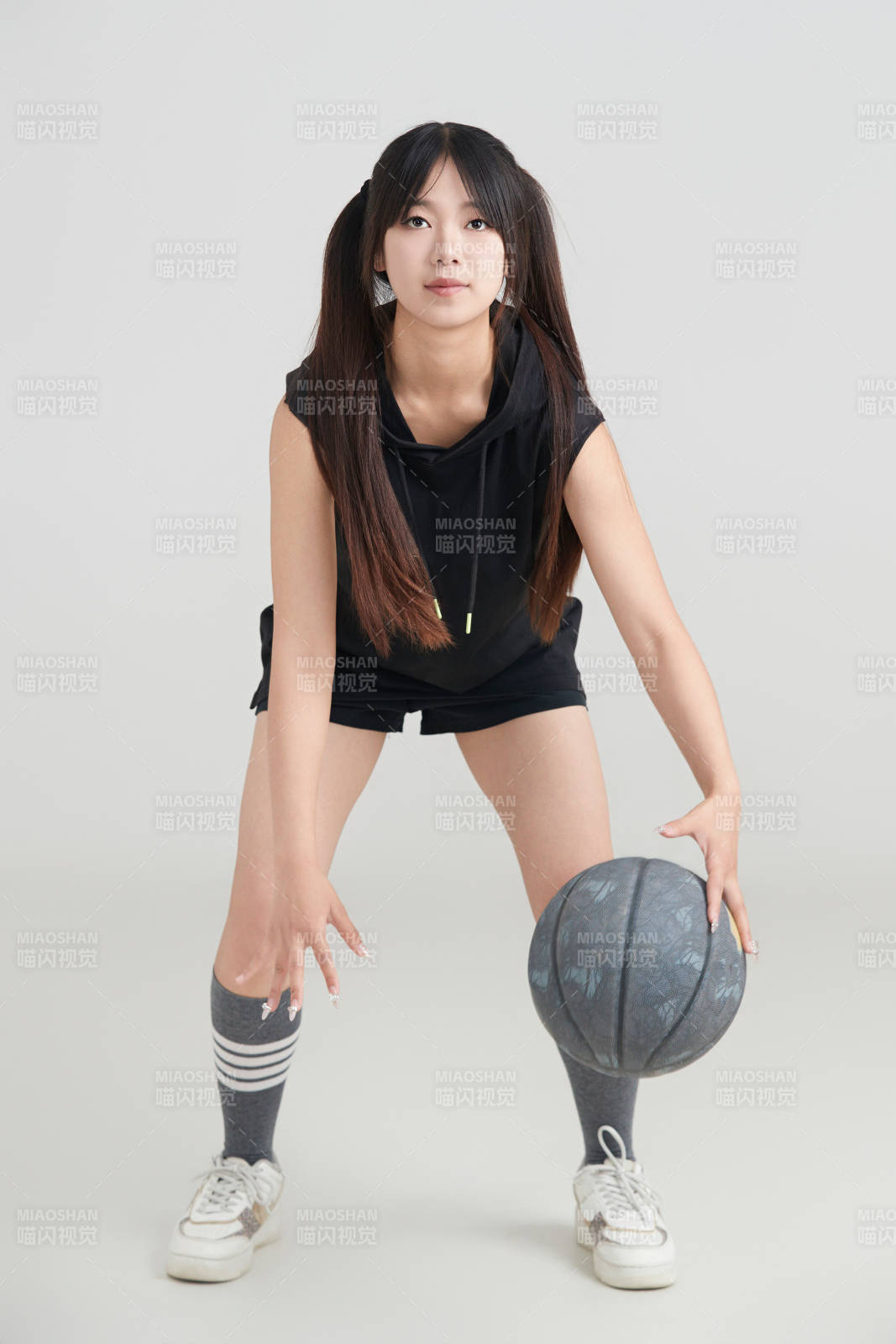 白色背景下的年轻女孩和篮球