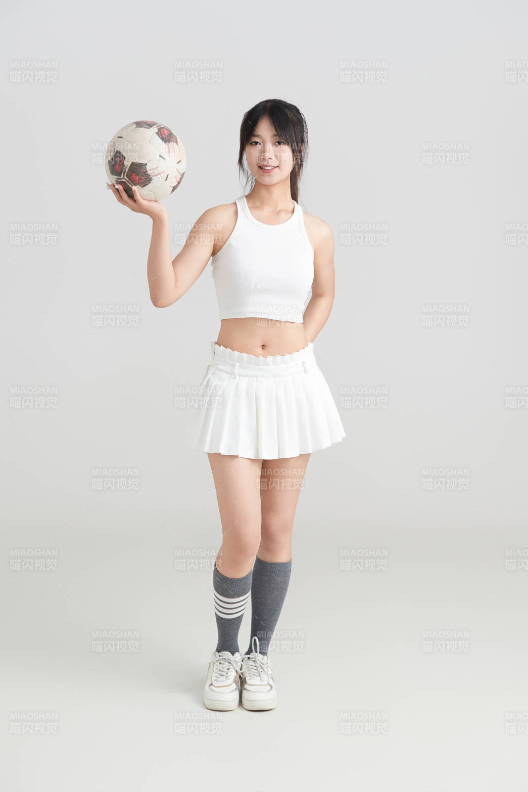 白色背景下的快乐的足球宝贝