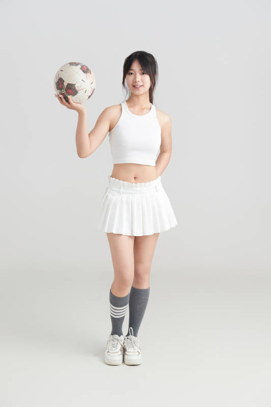 白色背景下的快乐的足球宝贝