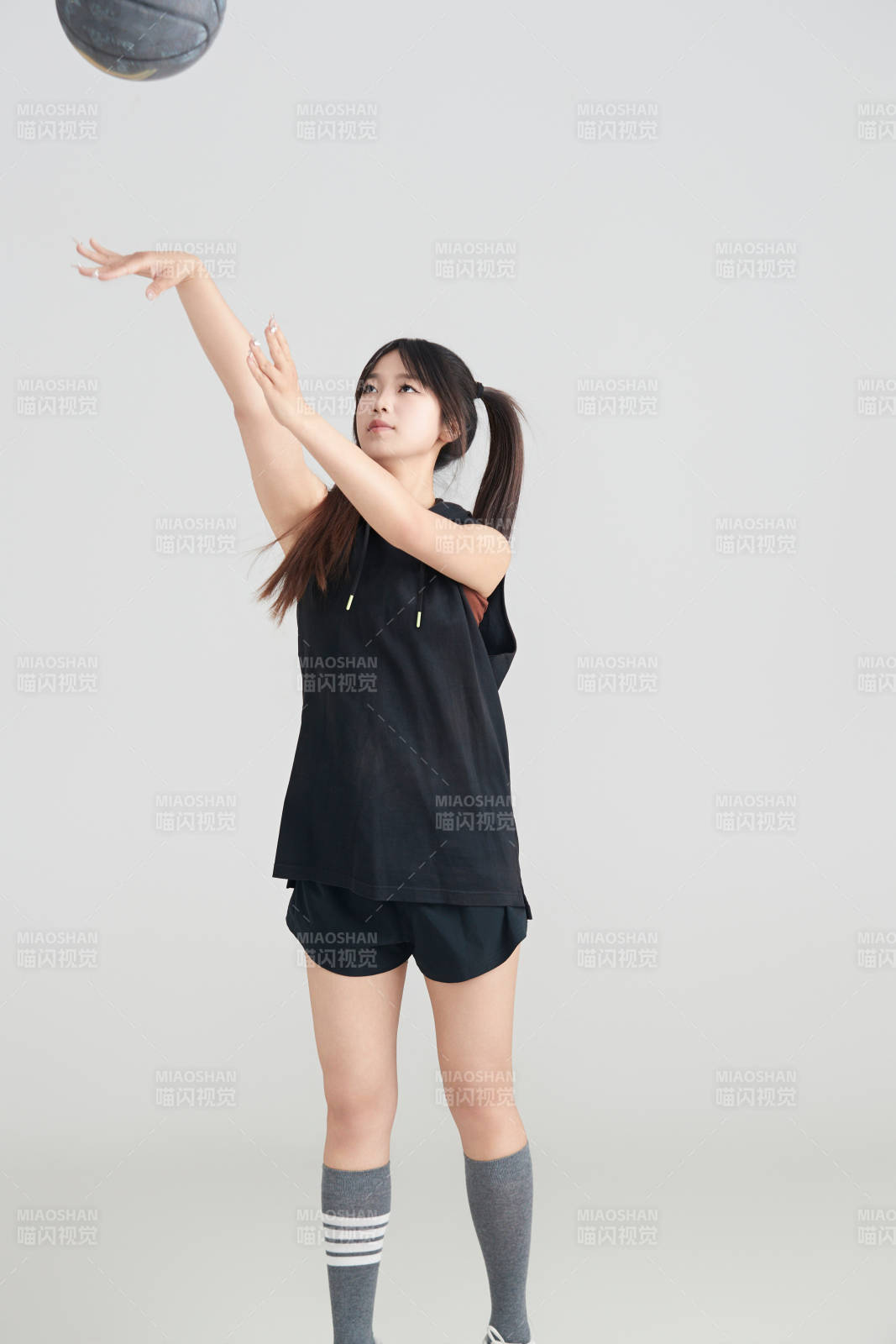 白色背景下的年輕女孩和籃球